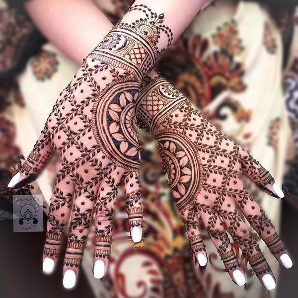 Back Hand Mehndi Designs For Girls On Eid 21